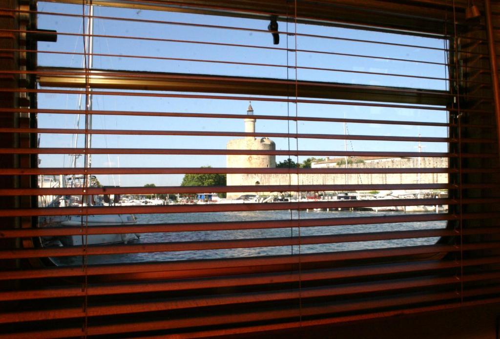 Peniche Poompui Hotel Aigues-Mortes Ruang foto